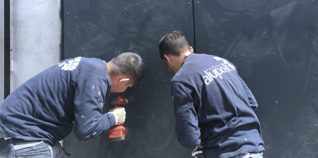 Montaje de panel fenólico HPL en fachada ventilada