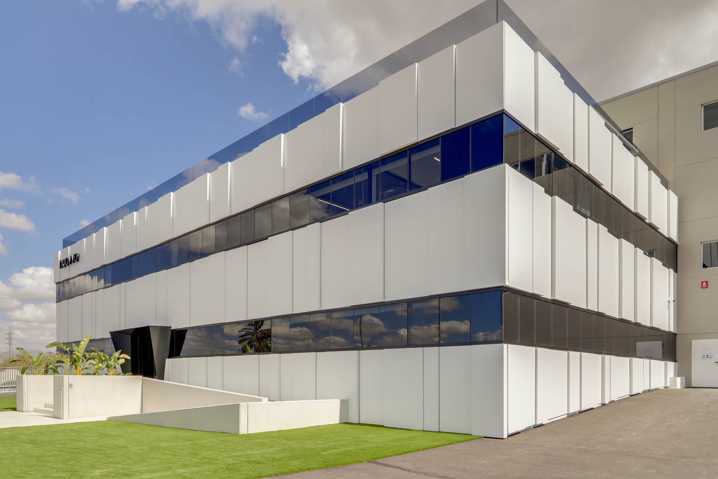 Volumen arquitectónico con revestimiento exterior