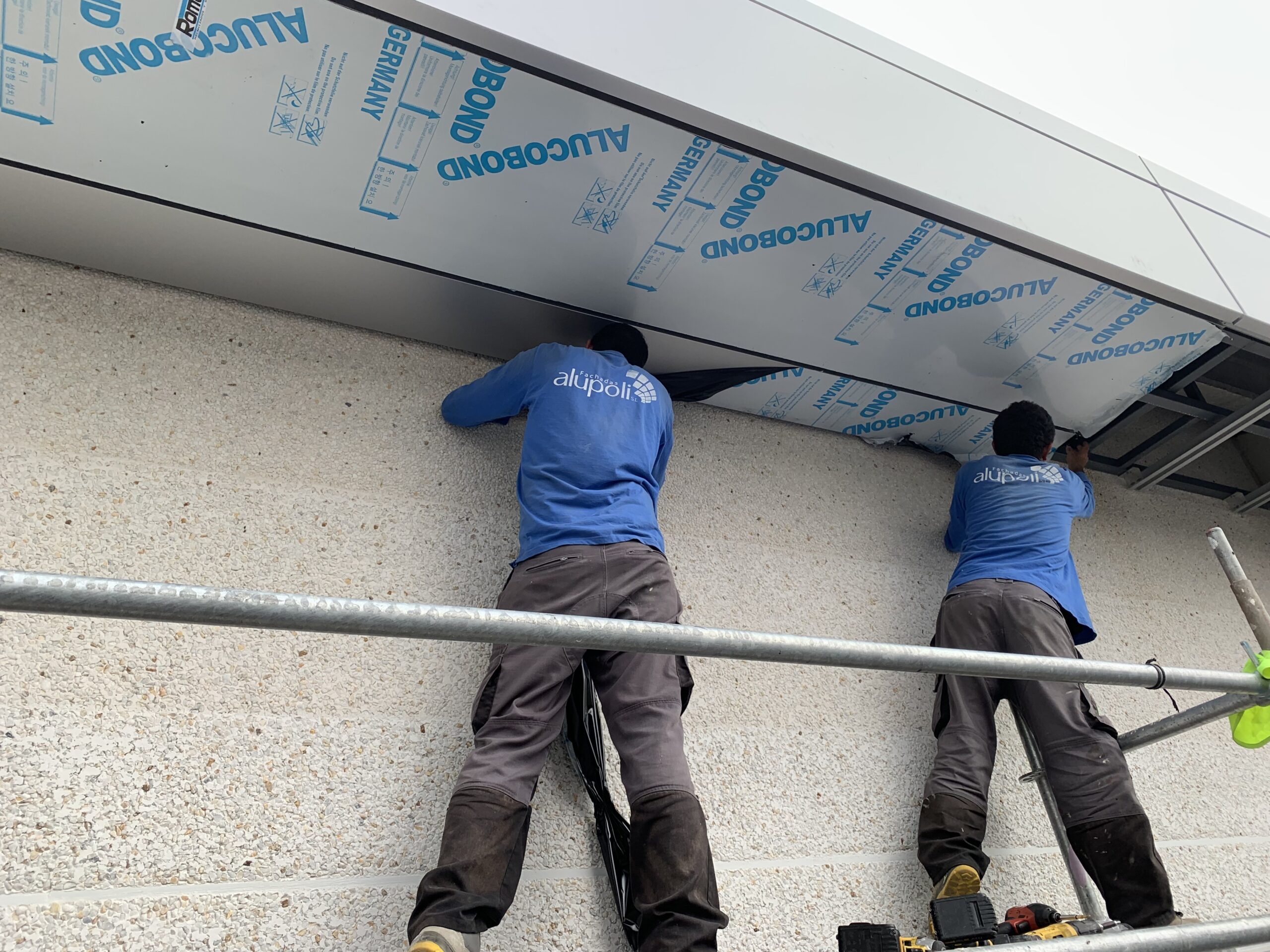 Instalación técnica de fachada ventilada y subestructura de aluminio por operario ALUPOLI