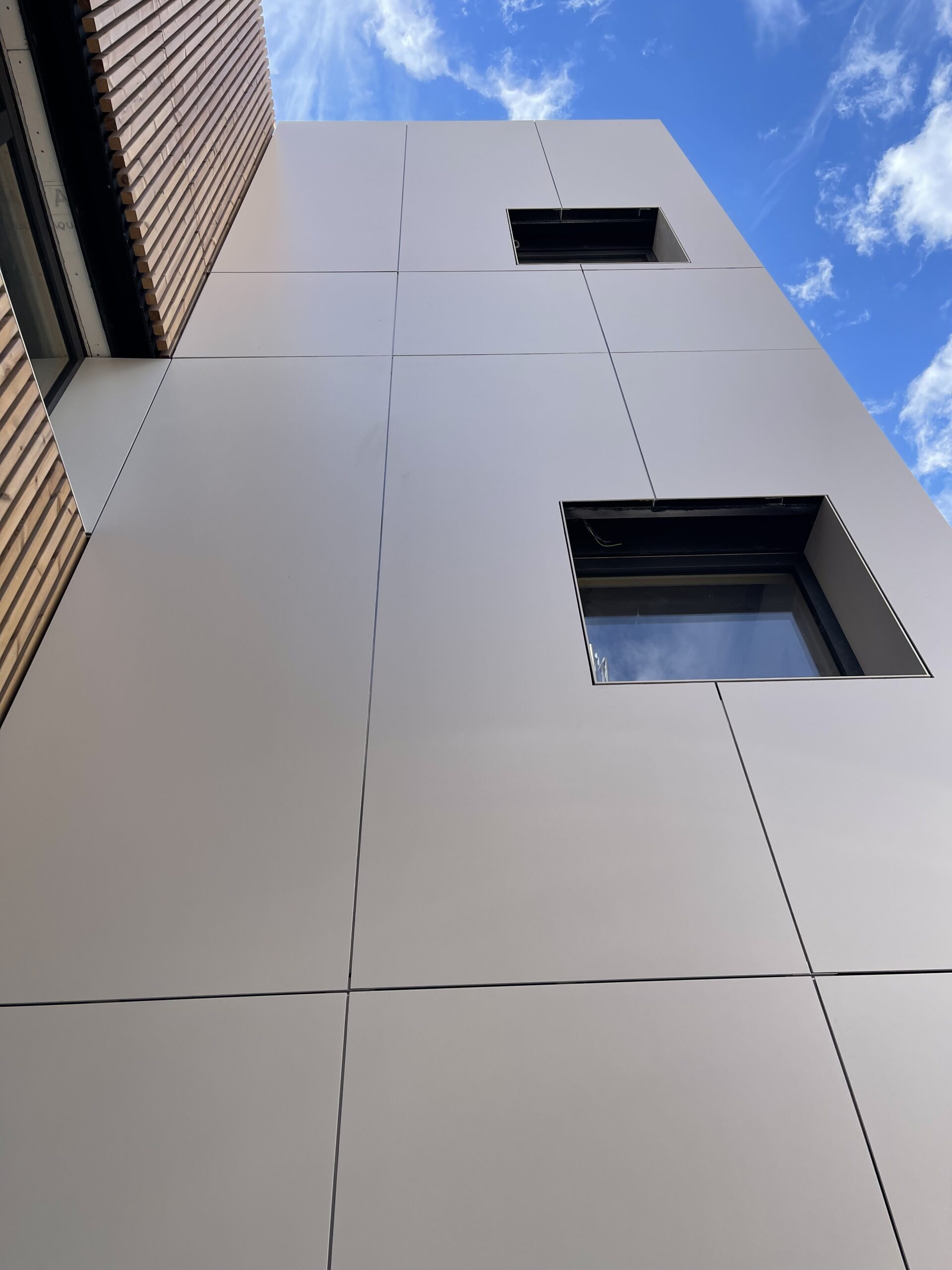 Instalación de cerámica técnica en envolventes arquitectónicas
